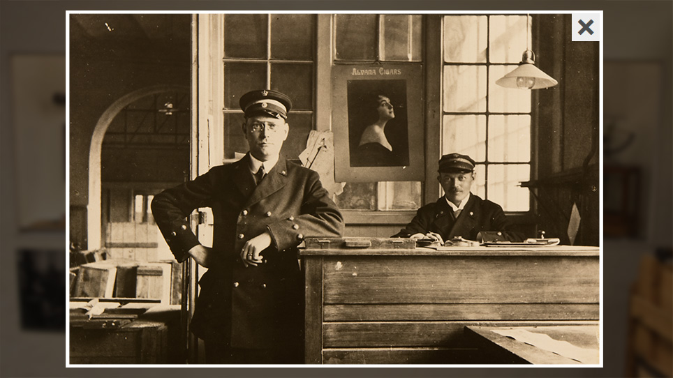 Foto på två tulltjänstemän vid sina arbetsplatser