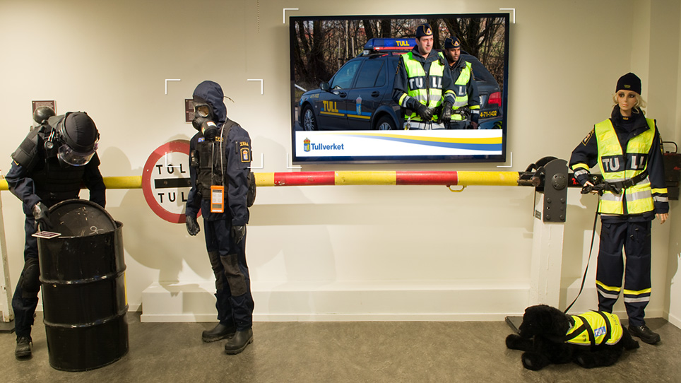 Tulltjänstemän i skyddsutrustning som skyddar mot CBRNE-ämnen